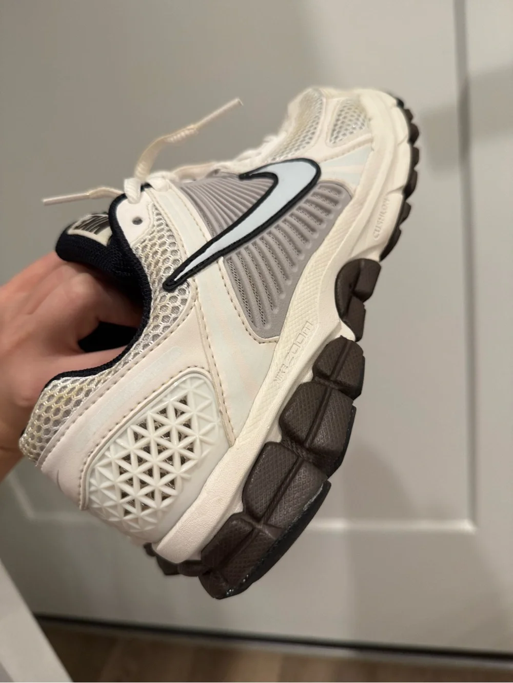 Nike Women’s White Black Mesh Running Sneakers - Picture 4 of 5